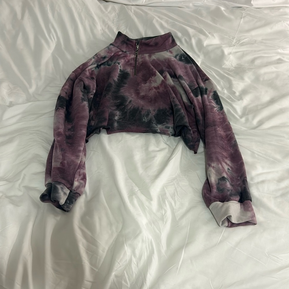 a cropped rock❤️rose couture half zip, light pull over in the size medium